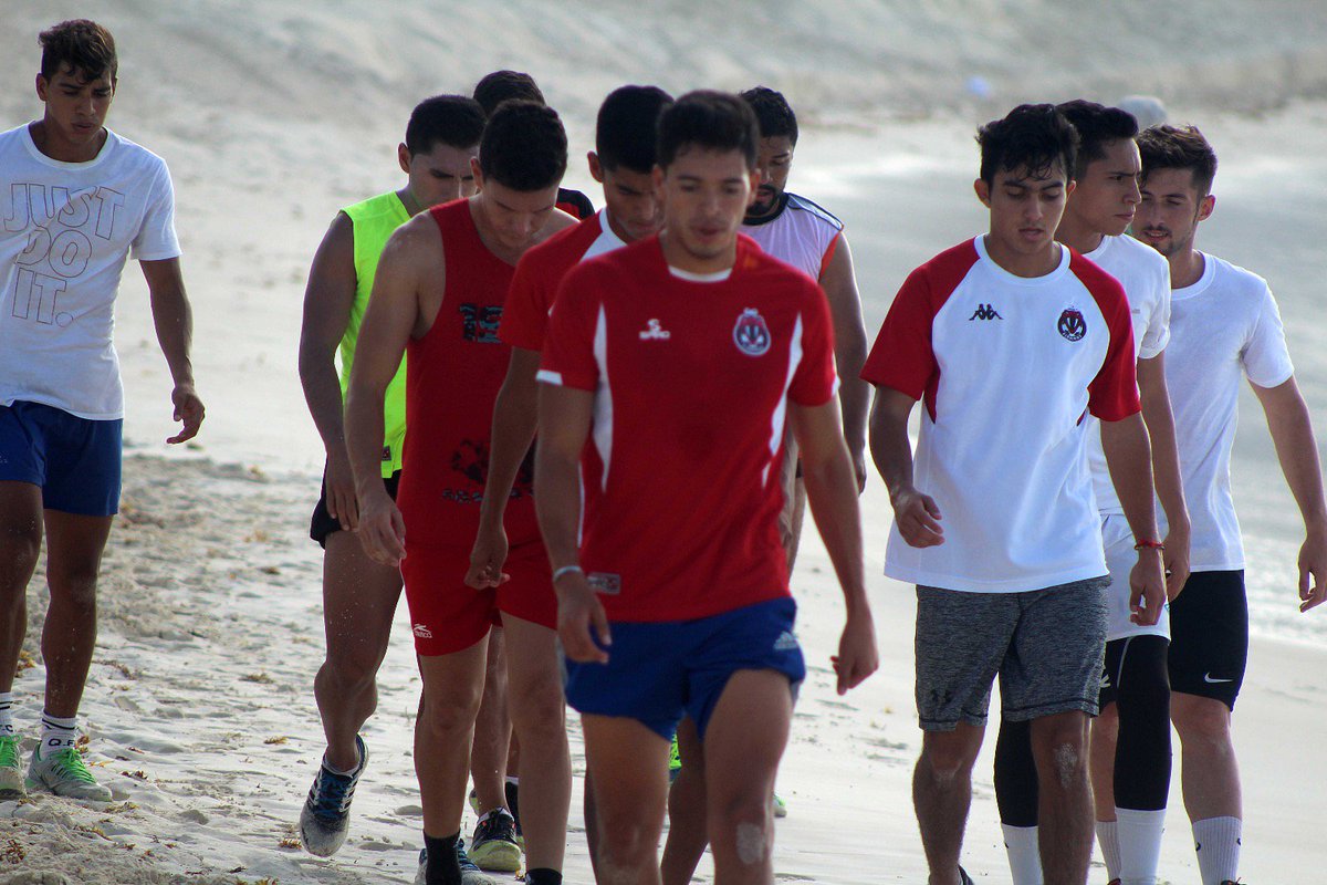 PionerosFC's tweet photo. Nuestros #Pionerosfc continúan con entrenamientos específicos de fuerza en las playas de Cancún durante su #Pretemporada!!! #SomosPioneros https://t.co/oMrF7AyYdz