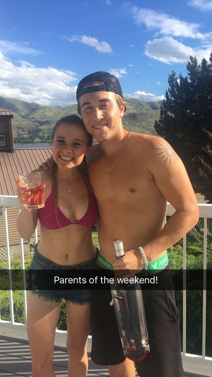 AddyParis's tweet photo. The two worst parents in the history of parents @Tdoggy_4 https://t.co/32QNfmmcck