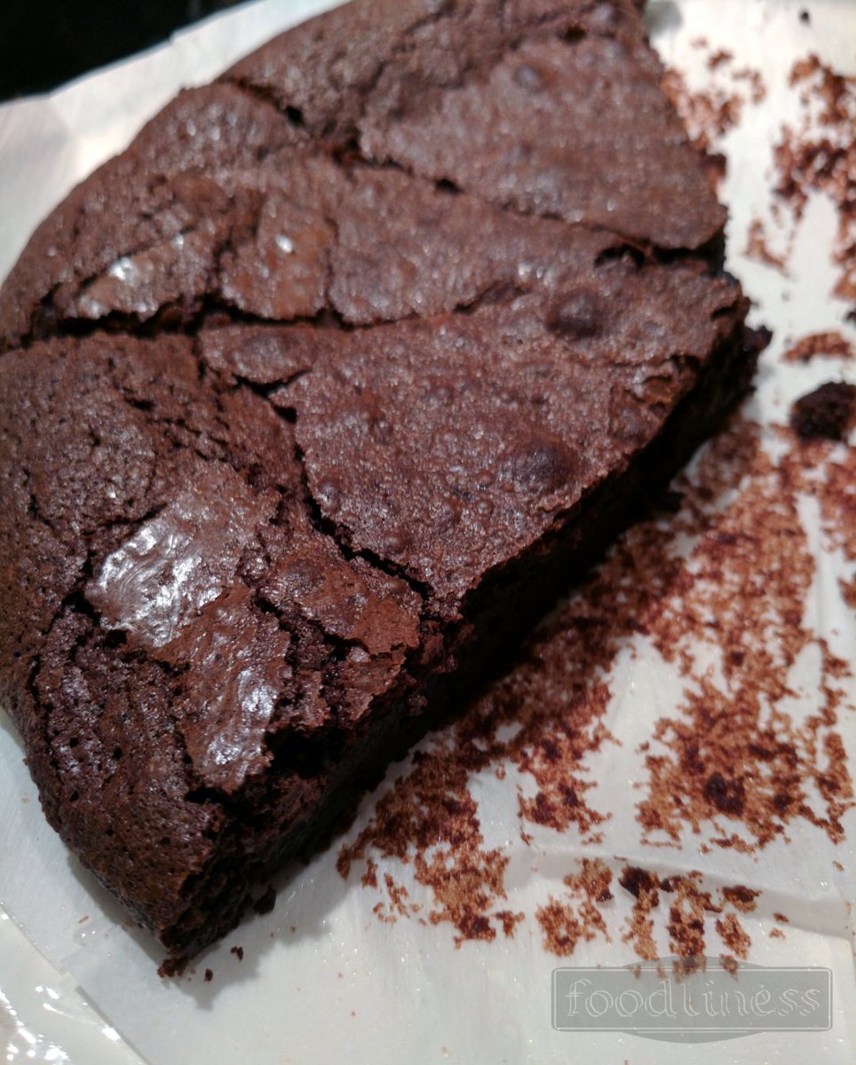 FoodlinessBlog's tweet image. Recipe: Flourless Chocolate Bacon Grease Cake. A decadent marriage of savory &amp;amp; sweet. goo.gl/XIR7oU