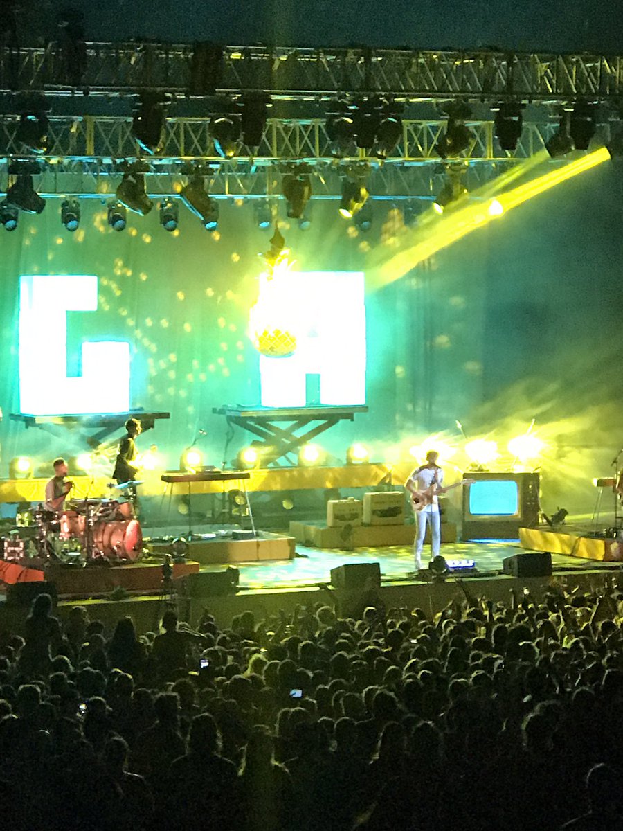 ThAtShhhFRAY's tweet photo. @GlassAnimals thank you for one of the best shows of the summer!! @965TheBuzz #BuzzUnderTheStarsN1 https://t.co/GtCBxMwFVE