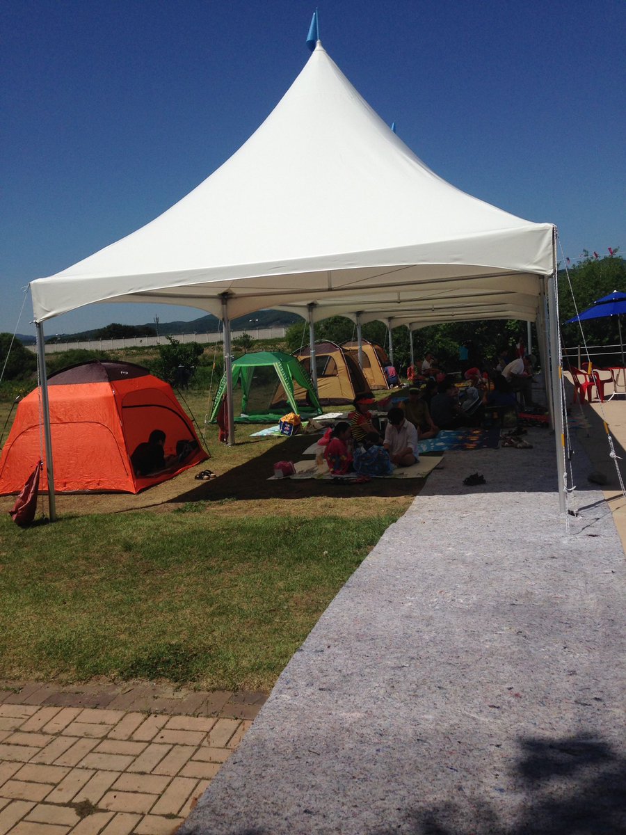 #성남시."탄천" 여름철을 맞아 어린이들이 도심속에서 물놀이를 즐길 수 있도록 태평,야탑,맴돌,정자,금곡물놀이장을 오는 8월20일까지(매주 월요일휴무,오전10시~오후 7시)개장합니다. 탄천은 시민들이 맘껏 뛰놀고 즐기고 여가를 보낼수 있는 광장입니다.