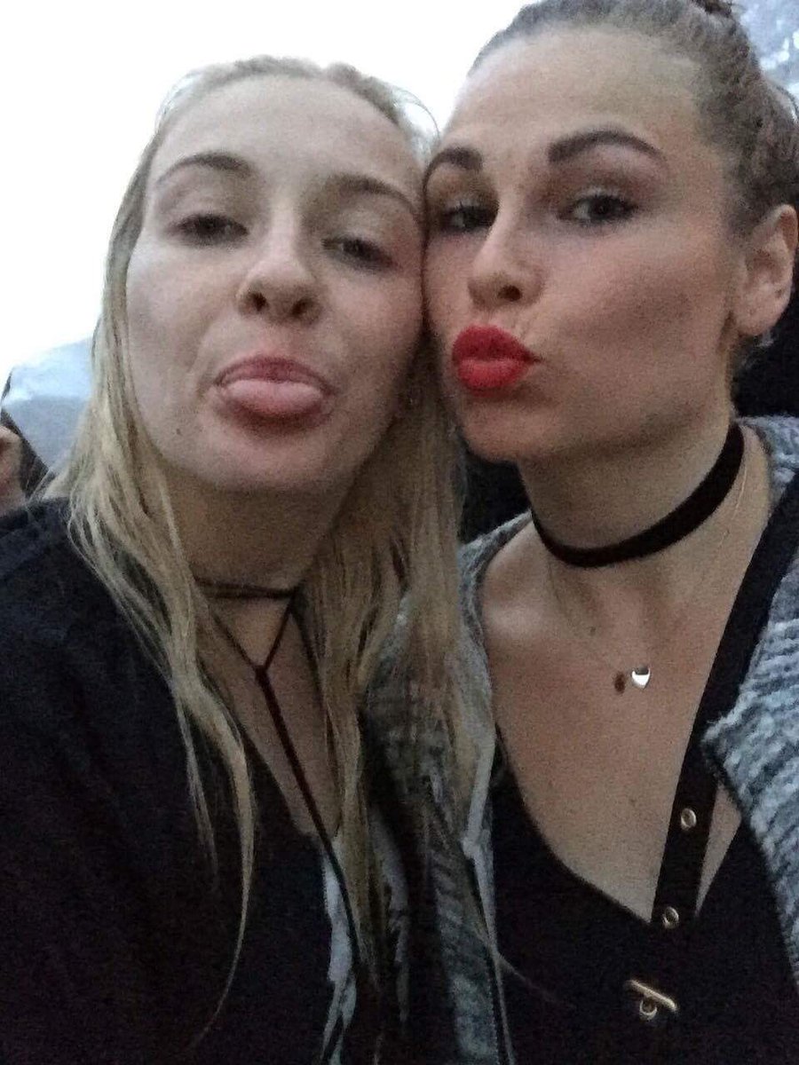 aalvajansson's tweet photo. Innan regnet vs efter 💦 frågan är vad som hände med mig eftersom Julia ser likadan ut... https://t.co/11uo5VJ1im