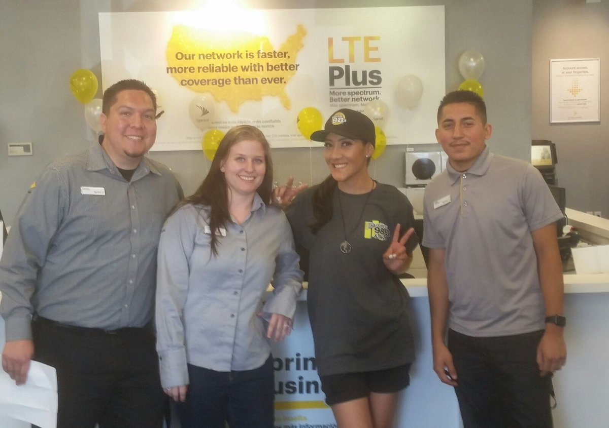 DSKYPhoenix1's tweet photo. 98.3 hanging out at sprint today. #sprint #5for90 #switchandsave #halfoffs8 https://t.co/anpovFBwwZ