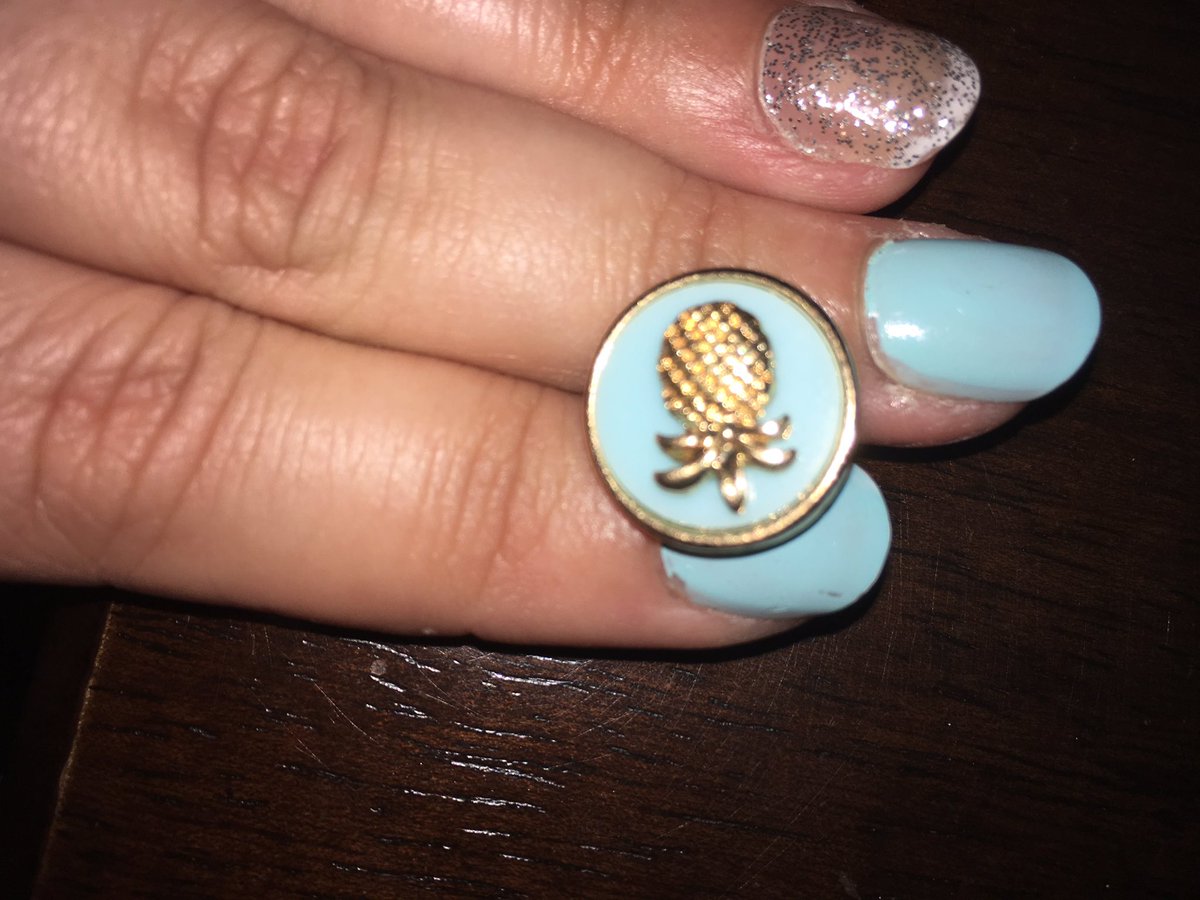 Dounette30's tweet photo. Je suis tellement quétaine que mes ongles "matchent" avec mes boucles d'oreilles 💙 #BlueBaracuda #Ananas https://t.co/i7GPlzAH3N