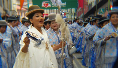 boliviatevemos's tweet photo. #GranPoder2017 Turistas quedaron cautivados por elegantes cholas https://t.co/ptft8AbuXl #GranPoder https://t.co/8XnzWgAsLT