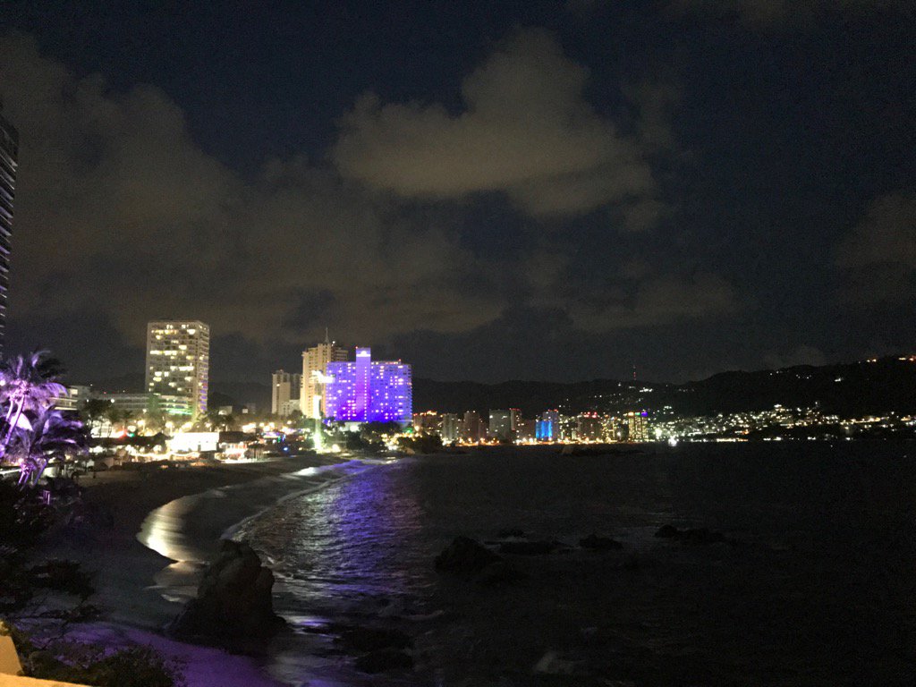 #Acapulco tan bello de día noche <a href="/ZavalaElvia/">elvia zavala</a> <a href="/anamiriamrivera/">Ana Miriam Rivera 💜</a> <a href="/marybmedina/">Marybmedina</a> <a href="/acapiquis/">ACA PIQUIS</a> <a href="/MViruega/">Maricarmen Viruega</a>