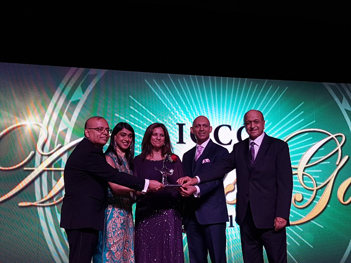 IndoCanadaCC's tweet photo. Humanitarian Award of the Year - Meena Mawani. #ICCC40 #Canada150 #Thankyou Mr. Ramesh Chotai https://t.co/ouMNmVaFQe