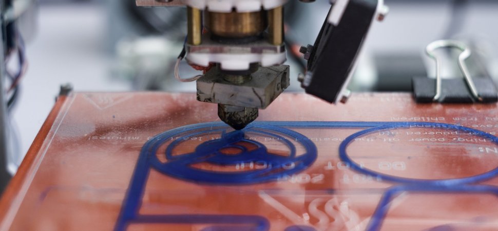 Can you guess what 3 industries are getting innovative with 3D printing? Hint: It's not the tech industry. crwd.fr/2t2nNSP