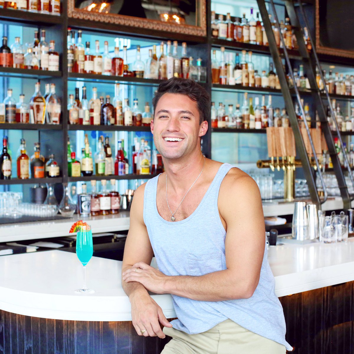 yummertime's tweet image. 🍾😄rule #103: happy hour is every hour 😂😂 "taste testing" every cocktail at @hotelindigo💕
-
#HotelIndigo #ad #colorofdiscovery #colorofpride