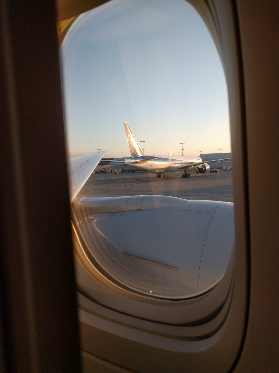 JR_Curley's tweet photo. @AmericanAir after an 11 hour flight which was delayed taking off, now we're sitting at LAX for 45+ minutes waiting for a gate. Not good. https://t.co/5irmRWvP3z