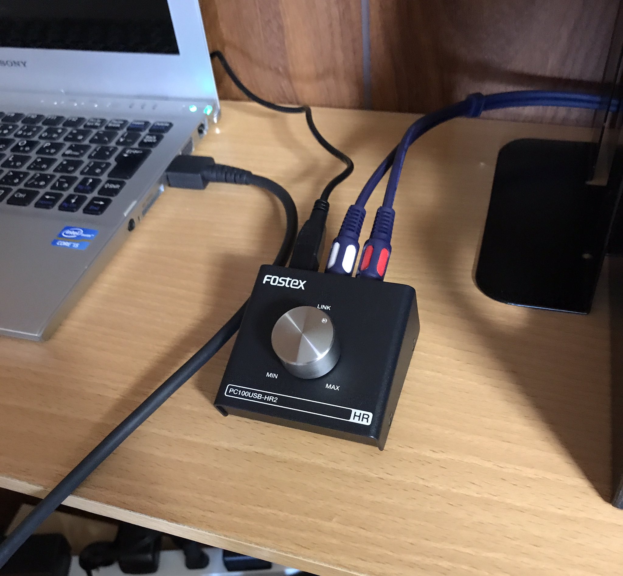 小庵 春 先ほどの手のひらサイズのマシンですが これはボリュームコントローラーというものです 2台のpcの音を同じスピーカーから出したいので これをvaioとusbで接続し それをミキサーにつないで メイン出力のオーディオインターフェイスを通して音 小庵 春 先ほどの手のひらサイズのマシンですが これはボリュームコントローラーというものです 2台のpcの音を同じスピーカーから出したいので これをvaioとusbで接続し それをミキサーにつないで メイン出力のオーディオインターフェイスを通して音