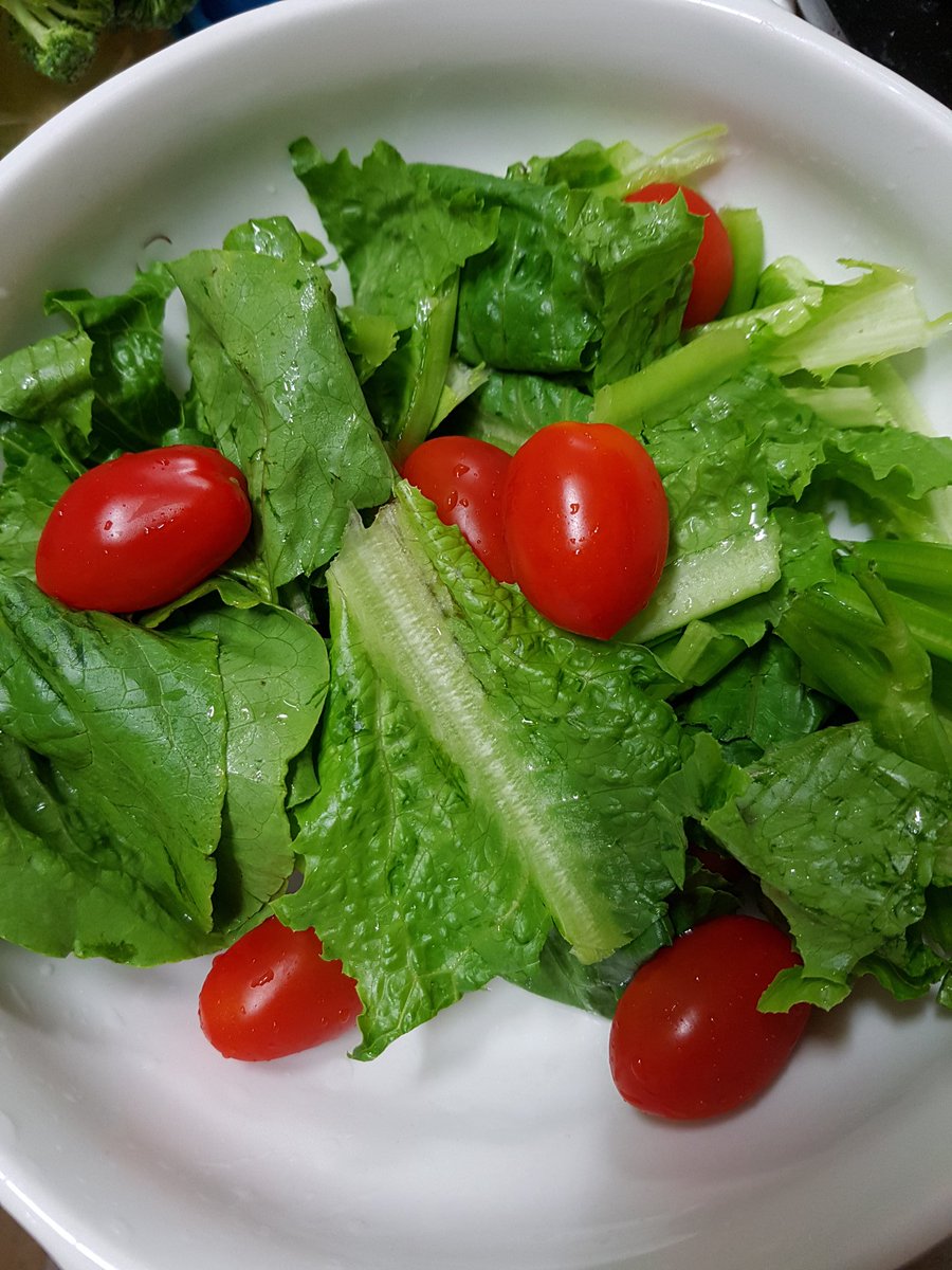 SelfCooking_Bot's tweet image. 요즘 자주 해먹는 닭안심시저샐러드

1.닭가슴살이나 안심을 올리브유 소금 후추(마늘)에 재워두었다 그대로 프라이팬에 궂기
2.채소를 준비(로메인상추 추천)
3. 드레싱 +파마산치즈가루뿌려 먹기

#가끔요리