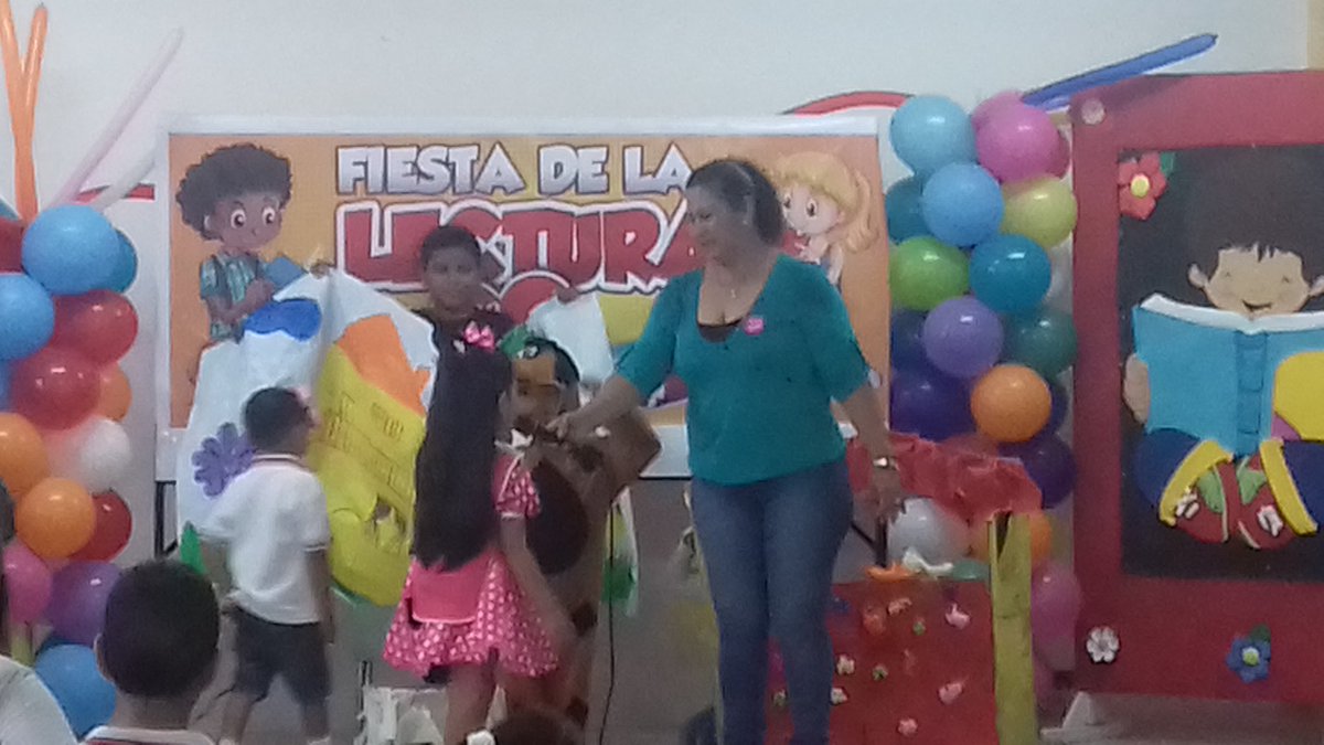 NUEVOECUADOR2's tweet photo. @Educacion_Ec Fiesta de la lectura YO LEO jornada matutina EGB Fiscomisional  "NUEVO ECUADOR" https://t.co/cs161x7q4t