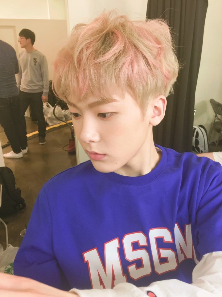 offclASTRO's tweet photo. 사진을찍혔다...언제찍혔는지모르겠다...
잘나왔다고하셔서 올린다....🤣🤣
#머리색도 #신기하다💜 https://t.co/jWWNH3rkMC