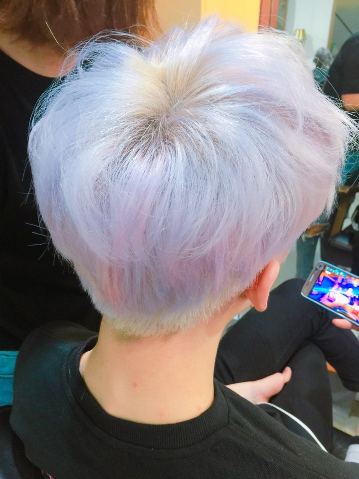 offclASTRO's tweet photo. 사진을찍혔다...언제찍혔는지모르겠다...
잘나왔다고하셔서 올린다....🤣🤣
#머리색도 #신기하다💜 https://t.co/jWWNH3rkMC