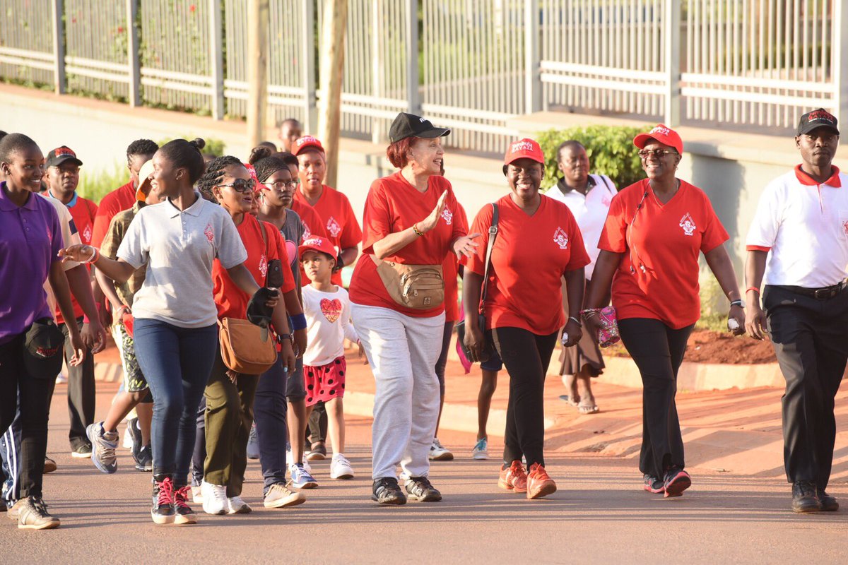 bamulanzeki's tweet photo. Minister of Educ @JanetMuseveni donates 40m cash towards the #TambulaGayaza fundraising for the construction of an admin block @observerug https://t.co/mEQ2WMjaaS