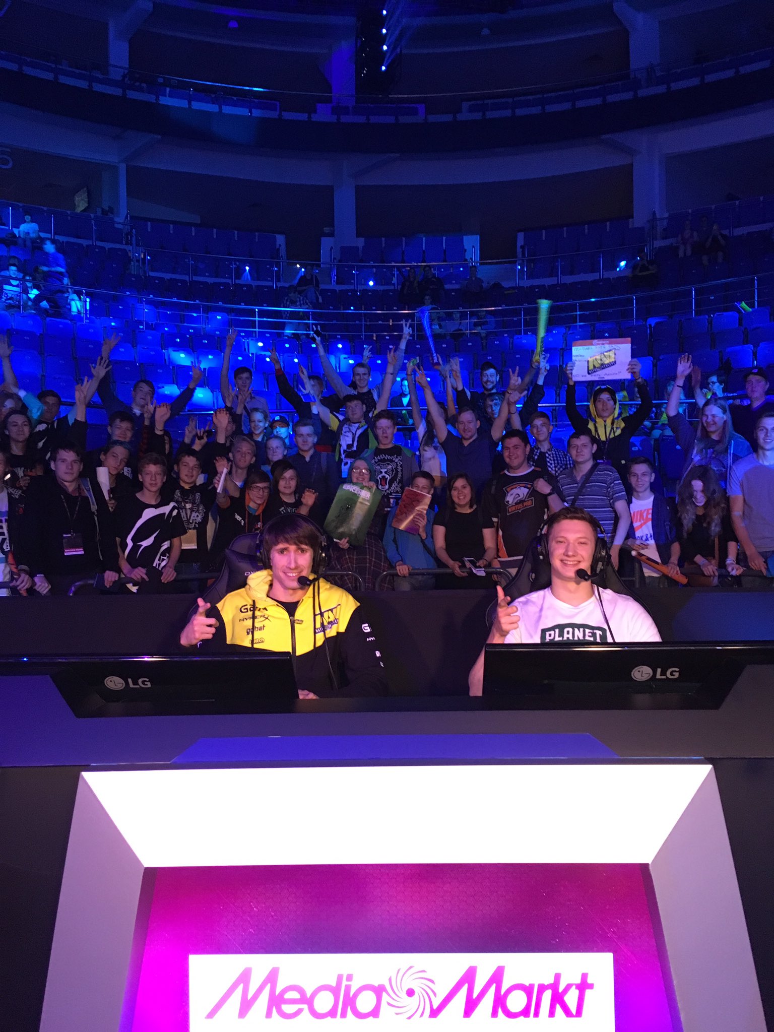 DCB22UHWAAAF4kf.jpg:large