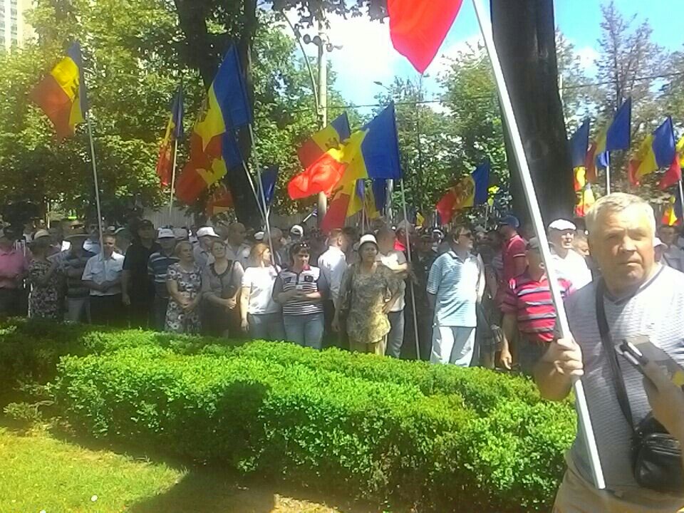 Пока собираются.