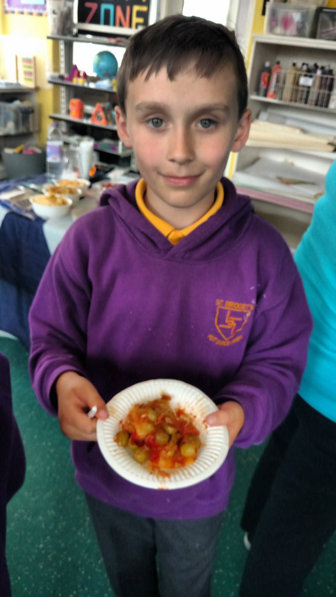 languagesnac's tweet image. Nuria making empanada @BridgetPrimary . ¡Delicioso! Lewis very proud to be ' el Rey de las aceitunas'! #1plus 2 in action!