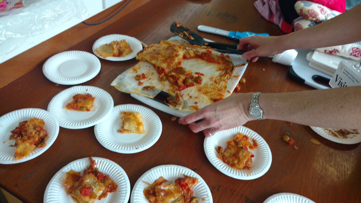 languagesnac's tweet image. Nuria making empanada @BridgetPrimary . ¡Delicioso! Lewis very proud to be ' el Rey de las aceitunas'! #1plus 2 in action!