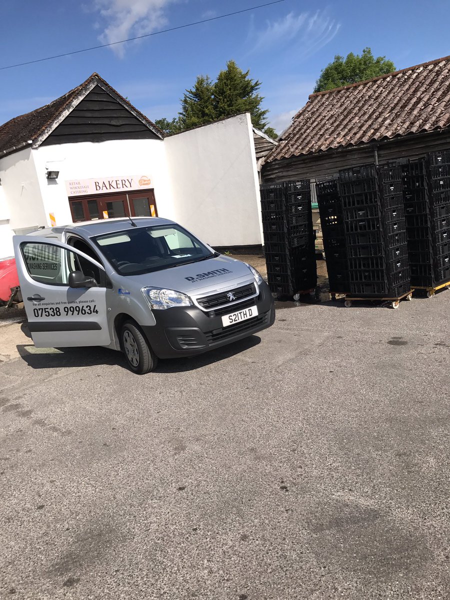 ChristmasBaker1's tweet photo. Always nice to wash our wholesale bread trays in the sunshine ☀️ Thank U  D Smith Jet Washing Services 😁 #breadtrays #wholesale #deliveries https://t.co/zvZFKyk61y