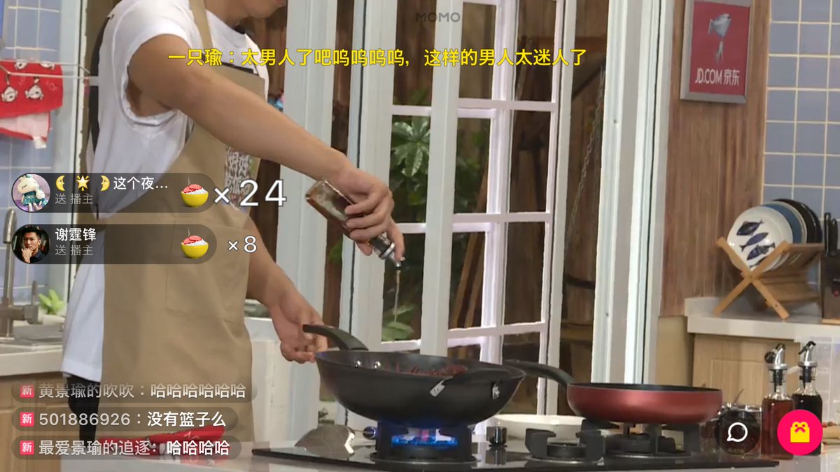 LNbarnaby's tweet photo. ไอขาวๆนี่คืออะไรอ่ะ อ่ะๆใส่ลงไป ปิดฝาสักพักก็ชิม อร่อยป่ะเชฟ ขอชิมมั่งดิ https://t.co/YNpqUudn3J