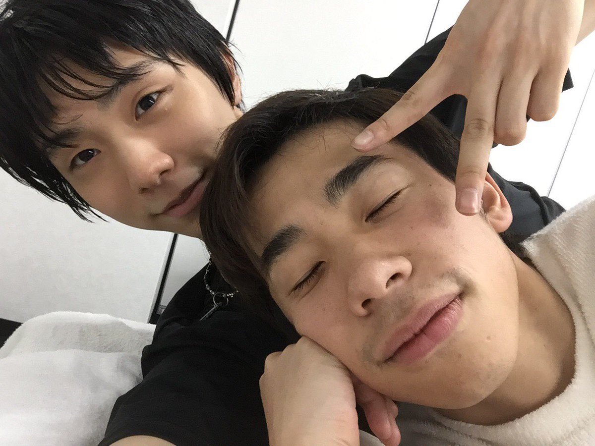 羽生結弦との添い寝ショットを公開 織田信成に嫉妬するファン続出 ライブドアニュース 羽生結弦との添い寝ショットを公開 織田信成に嫉妬するファン続出 ライブドアニュース