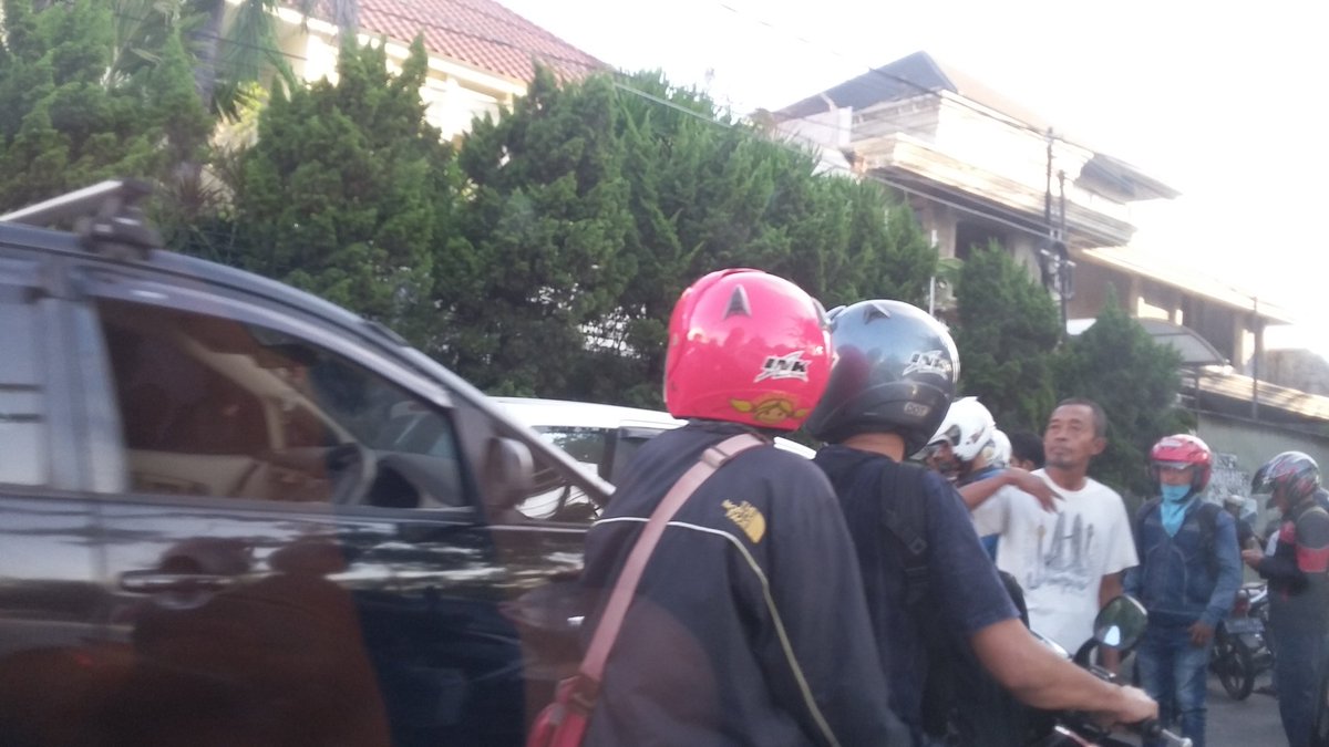 anggipig's tweet photo. Kecelakaan Kertajaya arah ke gubeng mobil 2 motor 1. Motor keseret diantr 2 mobil.  Lalin macet. @E100 https://t.co/y6tixe6mOw