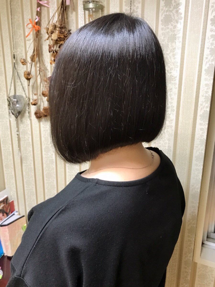 シャンテグラム בטוויטר ヘアスタイル紹介 ロングヘアーをバッサリとカット 重めな前下がりボブで シャープ過ぎず可愛らしい雰囲気を残しました お客様の大切な髪の毛ですので 大きなスタイルチェンジはご相談くださいませm M