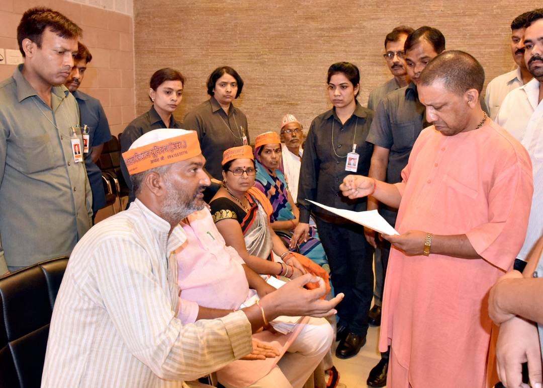 CMOfficeUP's tweet photo. #UPCM #YogiAdityanath ने अपने सरकारी आवास पर जनसमस्याएं सुनीं और उनके त्वरित निराकरण के लिए निर्देश दिए। https://t.co/FojBady3kH