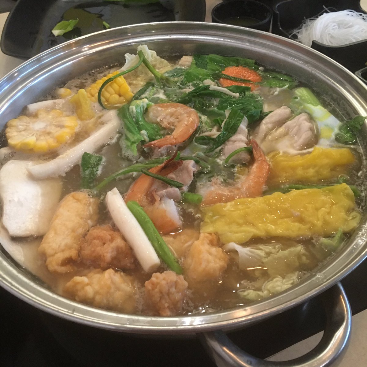 hunkrub_'s tweet photo. กินๆๆๆๆ @_deepkris @HAN7YUB @bae_willis https://t.co/vO4GkYhoFf