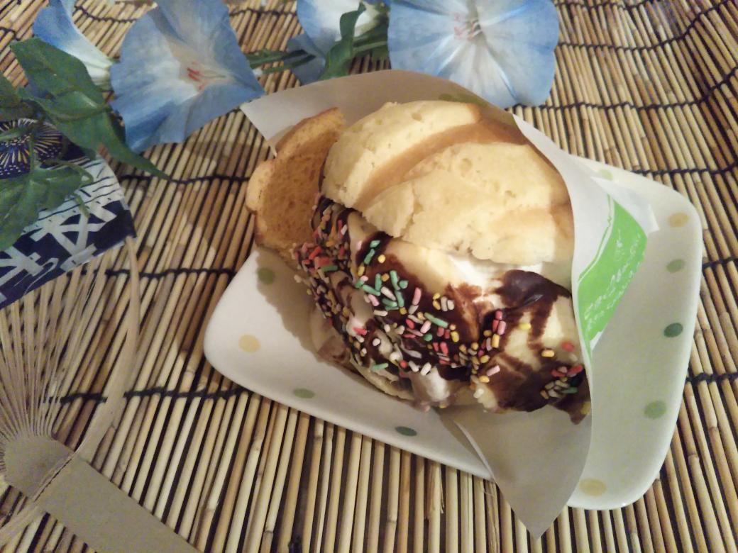 チョコバナナ、好評発売中!🍫🍌🍫🍌🍫🍌

#メロンパンアイス　#広島　#宮島