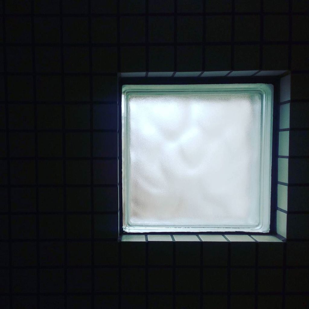 mococon's tweet photo. 遠くまで来たねこれからまた行くの基盤歯車朽ち果てるまで
#短歌 #tanka #window #light #glass #窓 #ガラス #タイル #ig_life #ig_windows #ig_japan #japan_o… https://t.co/G5Gp1vugLf https://t.co/mC74cGyNvW