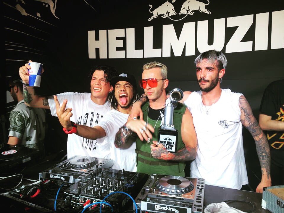 Zitti zitti Hellmuzik trionfa🎉🎉 al <a href="/redbullITA/">Red Bull Italy</a> Culture clash2017
<a href="/Salmolebon/">SALMO</a> <a href="/DjSlaiT/">Dj SlaiT</a> <a href="/Hell_Raton/">Manuelito</a>