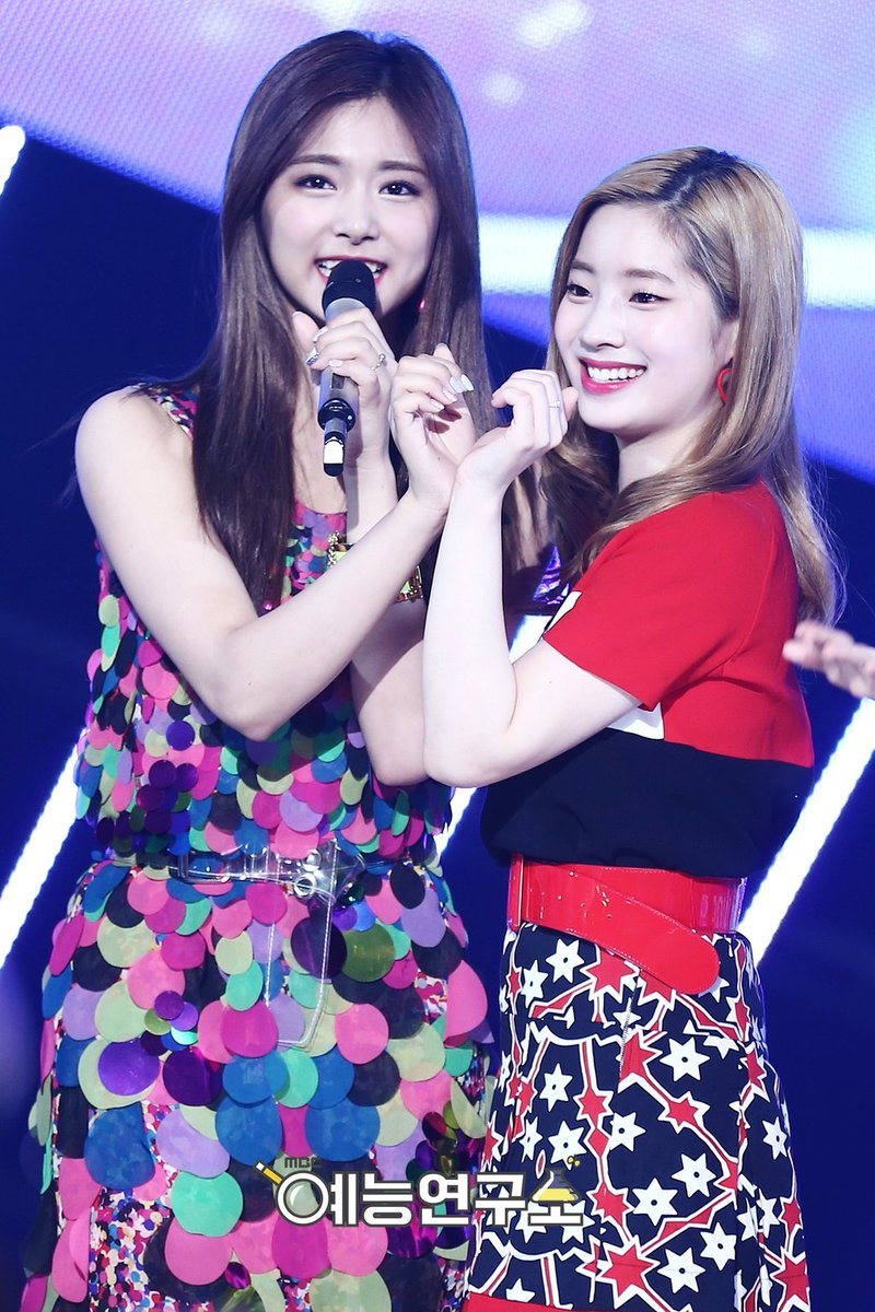 everydaykpop1's tweet photo. [PIC] 170603 สาวๆทไวซ์ ในรายการ Music Core😍💜 #Signal8thWin🏆 (2)
https://t.co/2Hxcg7XPjr

#Twice #트와이스 #Signal👽🍭 https://t.co/8womsmTU0D