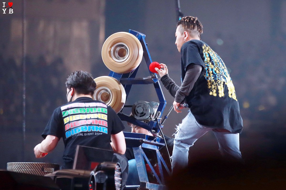 URTHESUN's tweet photo. 170604 #태양 ☀🐻🍐
@ #BIGBANG FM in OSAKA 

따르릉따르릉🚴🚴 88라인👬 
다트용 공 집는 섬세한 손👐🏻까지 십더긔😝

@Realtaeyang #TAEYANG #영배 #太陽 #태양달 https://t.co/GcGzd1SXWi