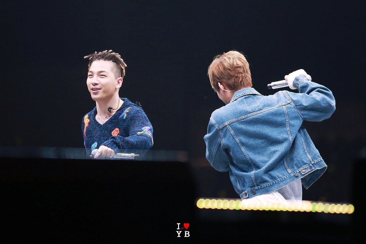 URTHESUN's tweet photo. 170603 #태양 ☀🐻🍐
@ #BIGBANG FM in OSAKA 

누가누가 빨리 의자에 앉을까🤔
BGM에 맞춰 디스코디스코 타임🕺🏻💃🏻
춤 출때 씬나여🌠 @Realtaeyang

#TAEYANG #영배 #太陽 #태양달 https://t.co/11Ozjxeofe