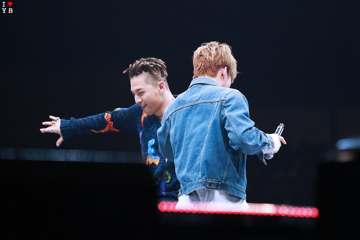URTHESUN's tweet photo. 170603 #태양 ☀🐻🍐
@ #BIGBANG FM in OSAKA 

누가누가 빨리 의자에 앉을까🤔
BGM에 맞춰 디스코디스코 타임🕺🏻💃🏻
춤 출때 씬나여🌠 @Realtaeyang

#TAEYANG #영배 #太陽 #태양달 https://t.co/11Ozjxeofe