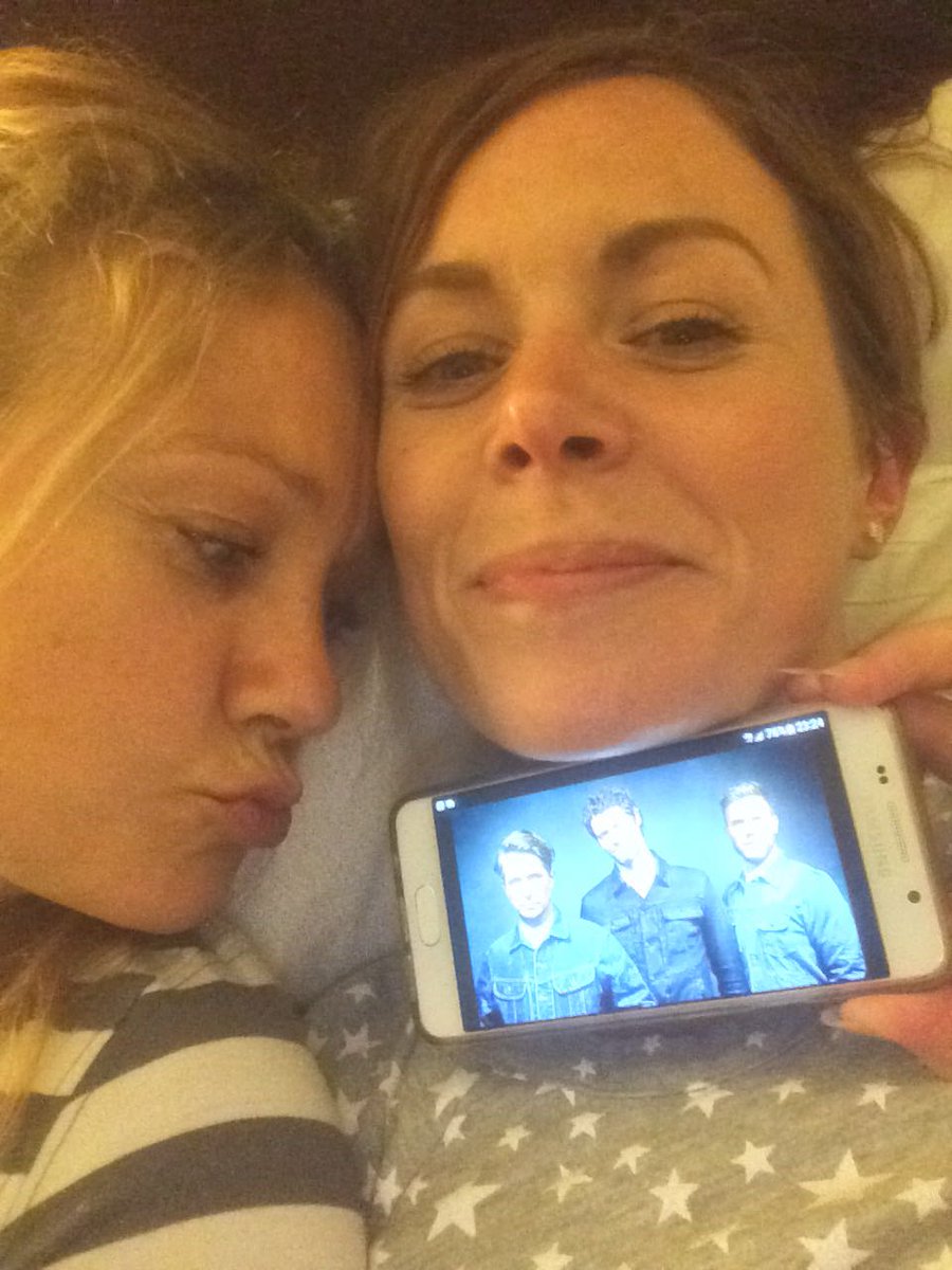 Late night #TT giggles with biggest sister! <a href="/takethat/">Take That</a> <a href="/GaryBarlow/">Gary Barlow</a> <a href="/OfficialMarkO/">Mark Owen</a> <a href="/HowardDonald/">Howard Donald</a> #Wonderland