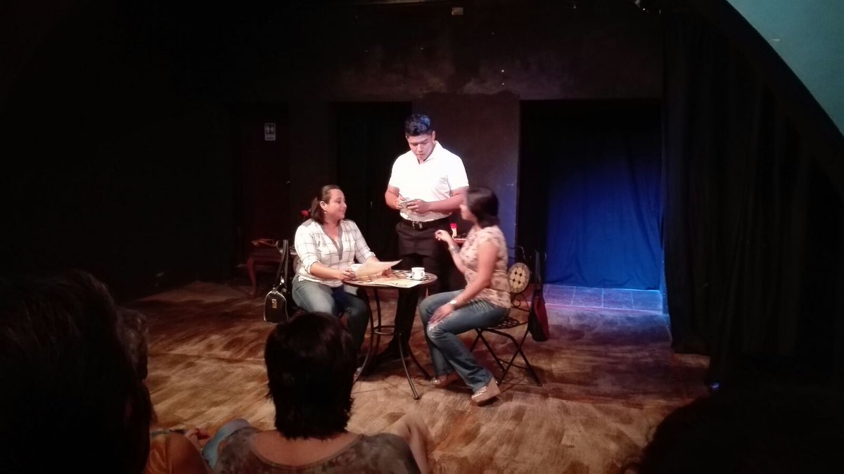 "<a href="/Adeleurban/">Adele Urbán Flores</a>:   #LaNocheBlanca en el Teatro La Camarita, con la obra "Rojo" presentada por <a href="/ElGloboAC/">El Globo AC</a> #Mérida "