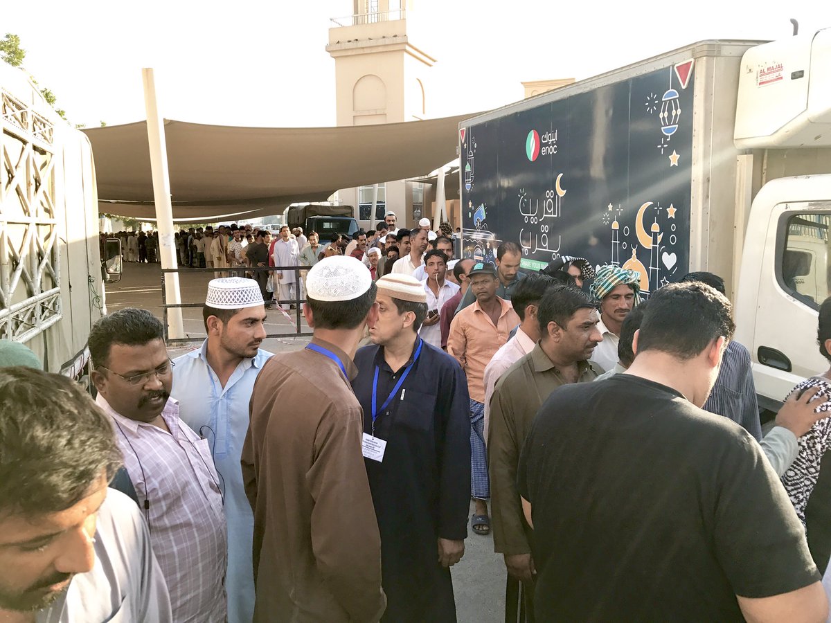 PendingMeal's tweet photo. 'Distributed meals to 1500 people yesterday. Nothing can explain the feeling we have right now.' - Jafar and friends #Dubai https://t.co/dg4LokkkZl