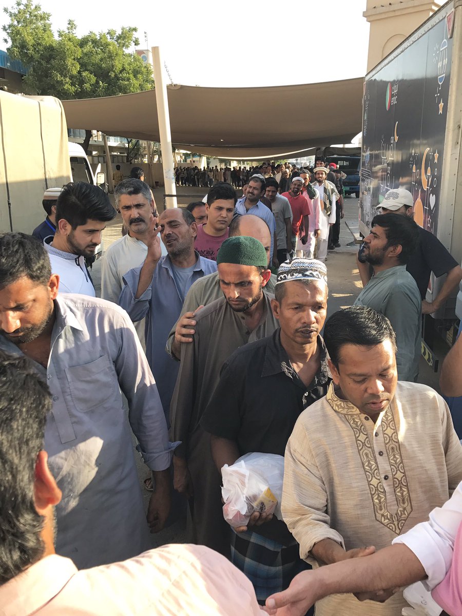 PendingMeal's tweet photo. 'Distributed meals to 1500 people yesterday. Nothing can explain the feeling we have right now.' - Jafar and friends #Dubai https://t.co/dg4LokkkZl