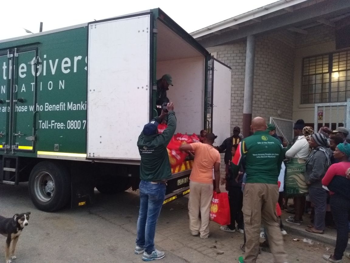 GiftoftheGivers's tweet photo. @GiftoftheGivers Distribution of Food Hampers and Hygiene Packs to two of 14 Community Centres #KnysnaFire https://t.co/autUBiPufi