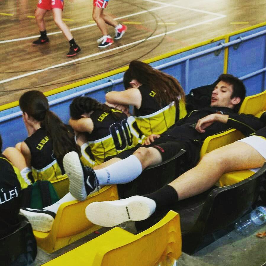 CBVilanova's tweet photo. "Concentració i estiraments" a primera hora per encarar les semifinals del #Ludibàsquet.
#capdesetmanaintens #quenosquitenlobailao https://t.co/YZAha19D6U