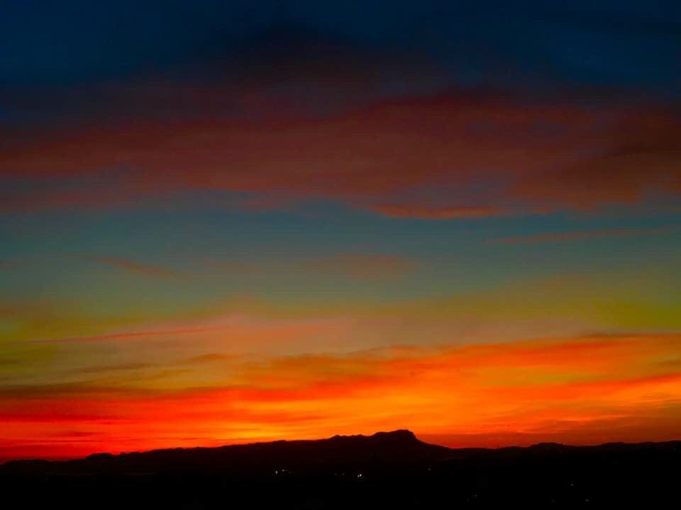 Puesta de sol, de fondo la Sierra de la Cabeza #Cieza <a href="/ElMundoEnFoto/">El Mundo En Foto</a> @murciaturistica