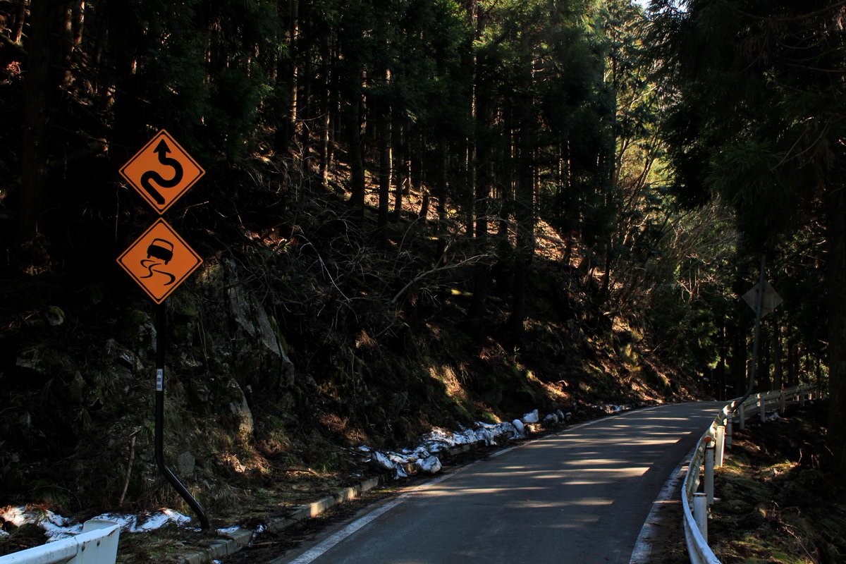 酷の細道 酷道 国道429号 高野峠区間 兵庫県宍粟市 この2箇所の標識は見事にコピペである 酷の細道 酷道 国道429号 高野峠区間 兵庫県宍粟市 この2箇所の標識は見事にコピペである