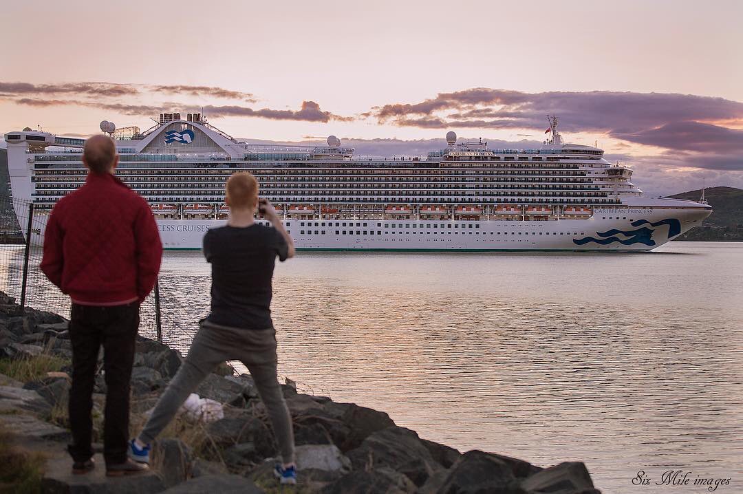 VisitBelfast's tweet photo. Welcome to over 4,000 passengers and crew arriving in #Belfast aboard the Caribbean @PrincessCruises this morning! 

📷/IG: sixmileimages https://t.co/4I3OeOf0wk