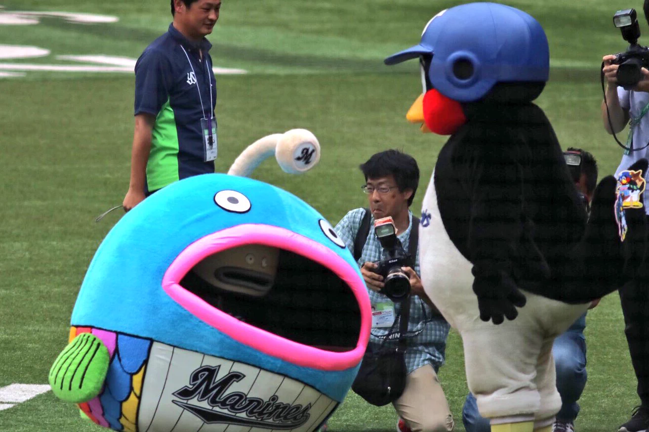 つば九郎あかんｗｗｗロッテの謎の魚に対して暴行を働くｗｗｗ