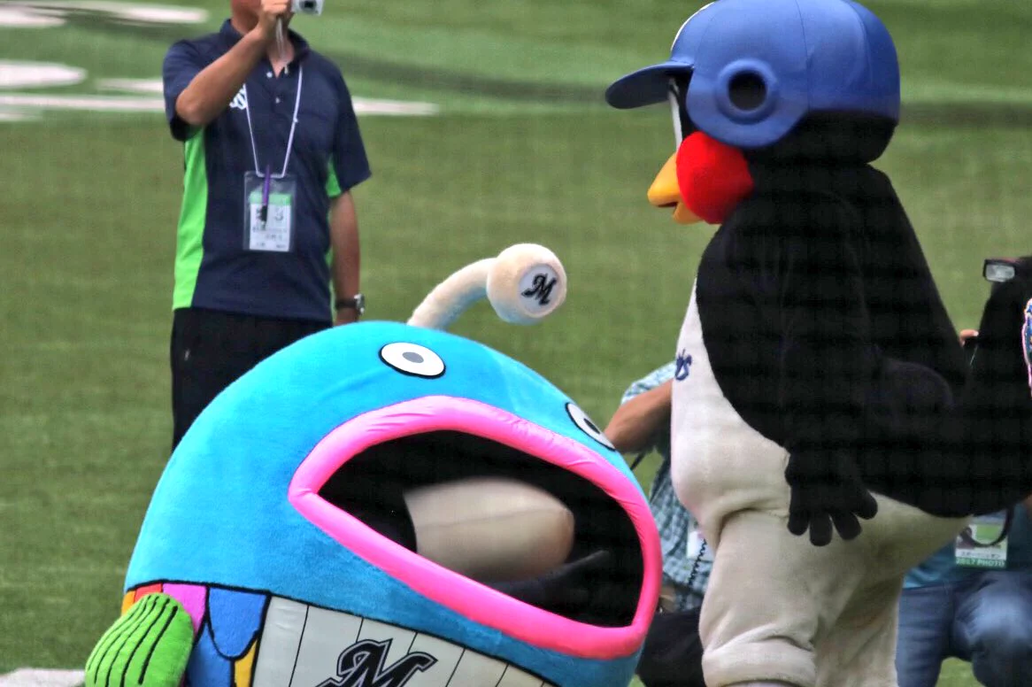 つば九郎あかんｗｗｗロッテの謎の魚に対して暴行を働くｗｗｗ