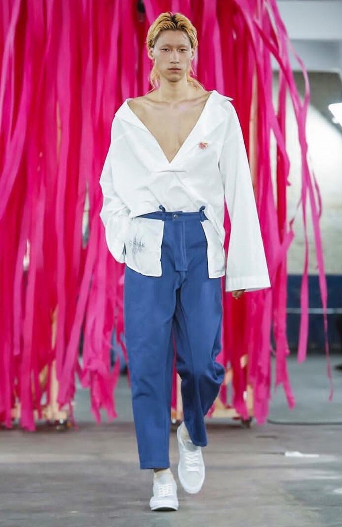 ForMo_Team's tweet photo. Lee Daehee : Pergotesson
London Fashion Week Men's SS18
#Londonfashionweek #lfw #lfwm #fashionweek #runway #pergotesson https://t.co/kcEiHfDUcp